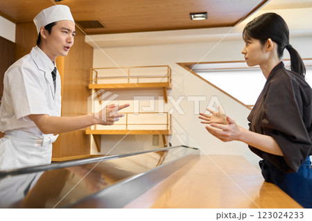 喧嘩をする和食の従業員 123024233