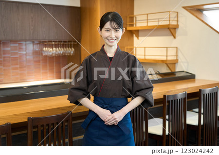 店内で微笑む和食の従業員 123024242