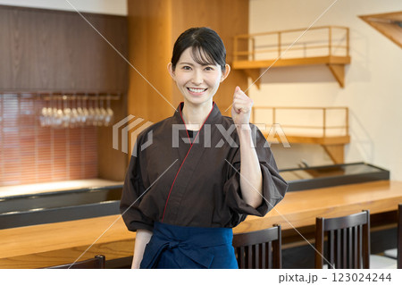 ガッツポーズをする和食の従業員 123024244