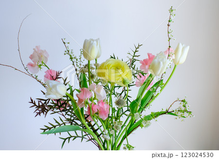 花瓶に生けた春のお花 123024530