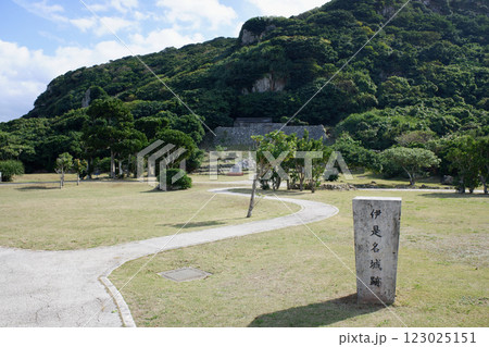 沖縄県　伊是名島　伊是名城跡の玉御殿 123025151