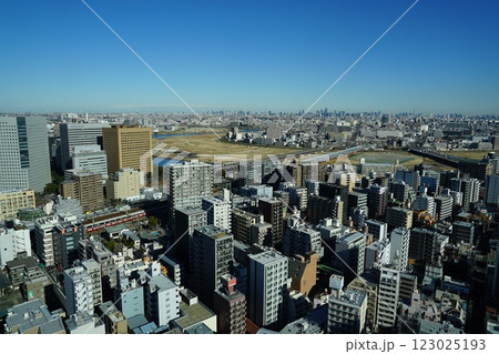青空に映える都心の高層ビル群と川崎市街　2月川崎503川崎市役所 123025193