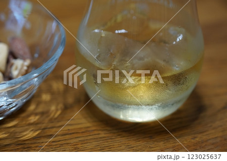 ウィスキー（ロック） 123025637