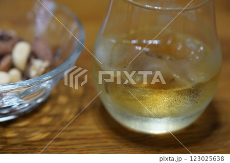 ウィスキー（ロック） 123025638