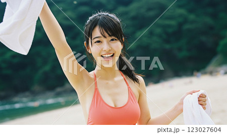水着の若い女性 123027604