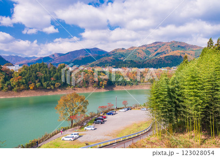 【群馬県】猿ヶ京温泉・赤谷湖 湖畔の紅葉 【群馬県】猿ヶ京温泉・赤谷湖 湖畔の紅葉 123028054