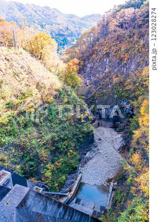 【群馬県】猿ヶ京温泉・赤谷湖 相俣ダムから下流を見下ろす 【群馬県】猿ヶ京温泉・赤谷湖 相俣ダムから下流を見下ろす 123028274