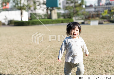 芝生の公園で遊ぶ1歳の日本人の女の子	 123028398