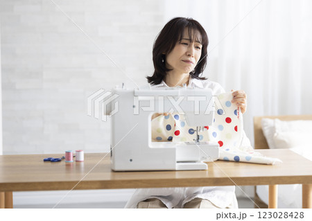 爽やかなミドル女性 123028428