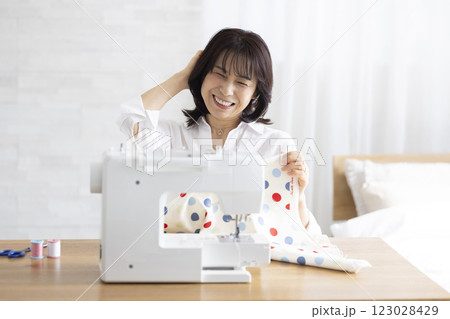 爽やかなミドル女性 123028429