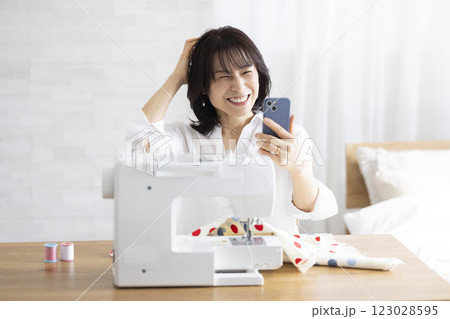 ミシンを使う女性 123028595