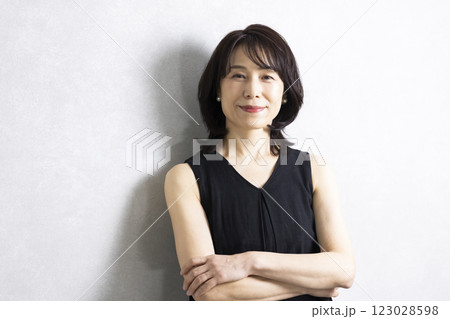 笑顔のかわいいミドル女性 123028598