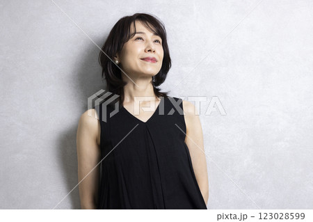 笑顔のかわいいミドル女性 123028599