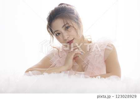 若い女性のビューティーイメージ 123028929
