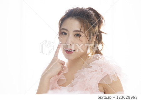 若い女性のビューティーイメージ 123028965