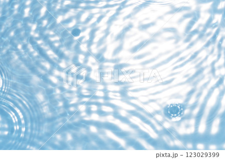波紋が広がる水面　夏色のイメージ 123029399