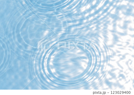 波紋が広がる水面　夏色のイメージ 123029400