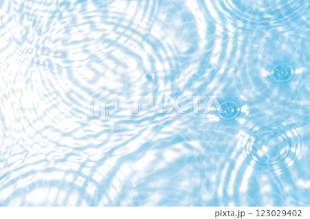 波紋が広がる水面　夏色のイメージ 123029402