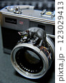 古いカメラとネコ 123029413