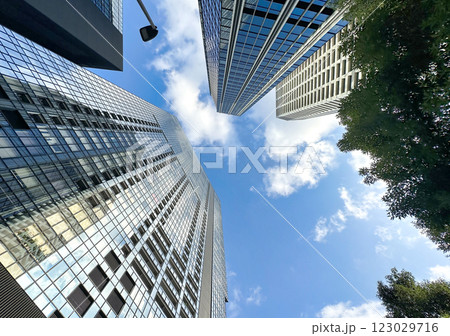 都会の高層マンションと青空、昼、見上げ 都会の高層マンションと青空、昼、見上げ 123029716