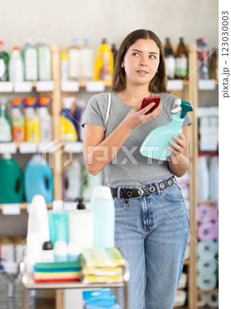 Woman scanning package with spray 123030003