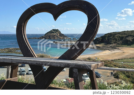 爪木崎：ハート形の中心に爪木島を見る風景【富士箱根伊豆国立公園】静岡県下田市 123030092