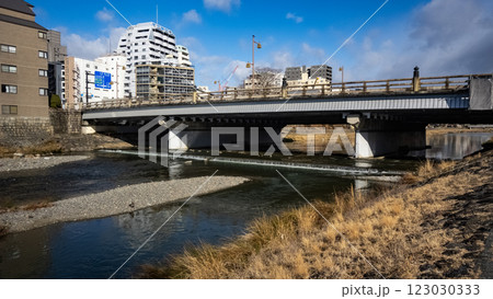 五条大橋  鴨川　京都　鴨　河川　観光地　日本　快晴 123030333