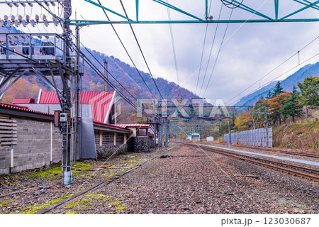 【群馬県】上越線土合駅・地上部　秋景 123030687