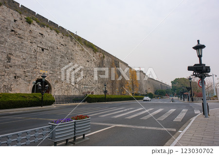 中国 南京市、南京城の城門、中華門 123030702