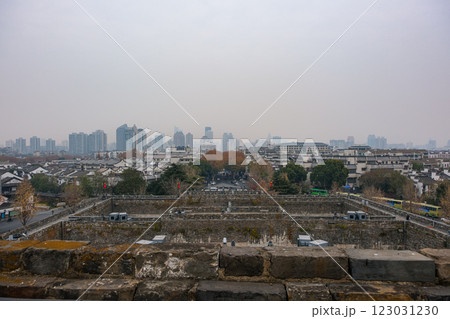 中国 南京市、南京城の城門、中華門 甕城と街並み 123031230