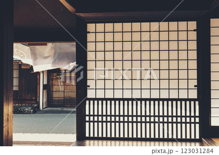 紙と木で作られた伝統的な日本の障子窓 123031284