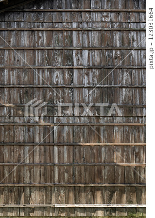 木材の板で作られた日本の古民家の外壁 123031664