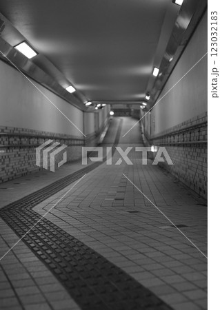 長い通路 123032183