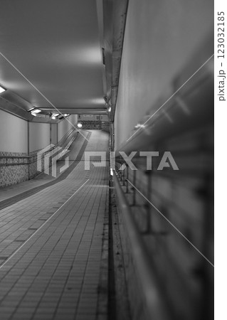 長い通路 長い通路 123032185
