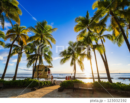 ハワイ ワイキキビーチのサンセット ハワイ ワイキキビーチのサンセット 123032192
