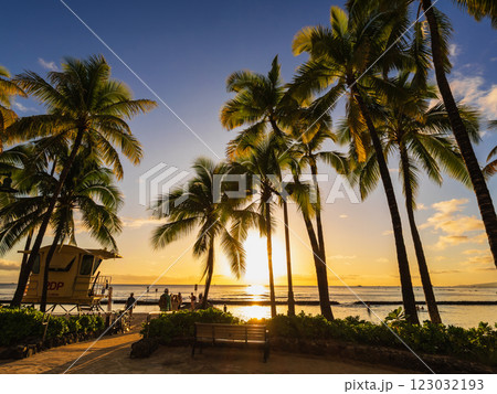 ハワイ　ワイキキビーチのサンセット 123032193