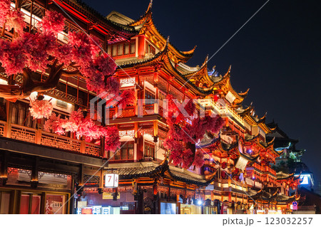中国 上海市 ライトアップされた豫園商城 123032257