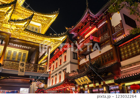中国 上海市 ライトアップされた豫園商城 123032264