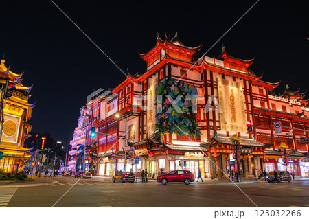 中国 上海市 ライトアップされた豫園商城 中国 上海市 ライトアップされた豫園商城 123032266