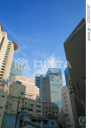 青空と都市景観 青空と都市景観 123032297