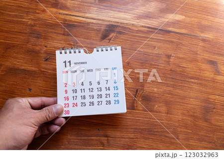 木目背景に卓上カレンダー 123032963