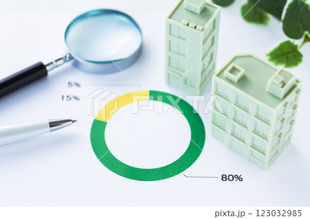 割合と比率のビジネスグラフとビルとルーペ 123032985