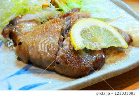 マグロのバター焼きの写真 マグロのバター焼きの写真 123033093