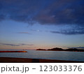 海に浮かぶ島　夕焼け　夕時　月　瀬戸内海　香川　 123033376