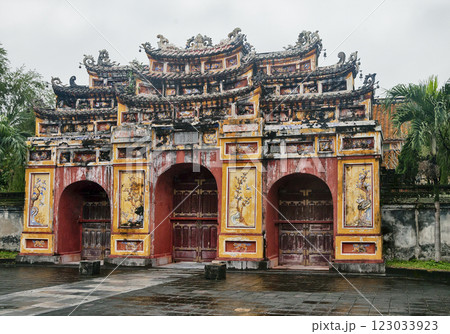 The Gate to the Citadel of the Imperial City in Hue, Vietnam 123033923