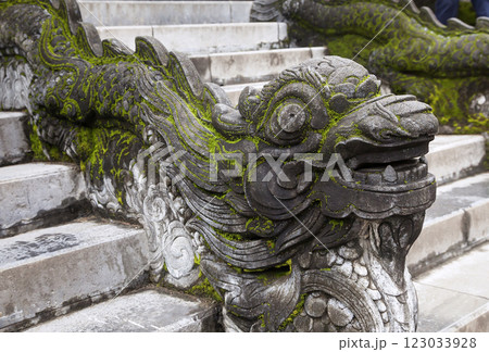 Dragon-shaped handrail in Hue Imperial Palace 123033928