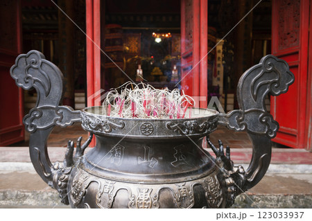 Incence burner in Ngoc Son temple, Hanoi 123033937