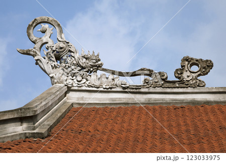 Decoration on a temple roof in Vietnam Decoration on a temple roof in Vietnam 123033975