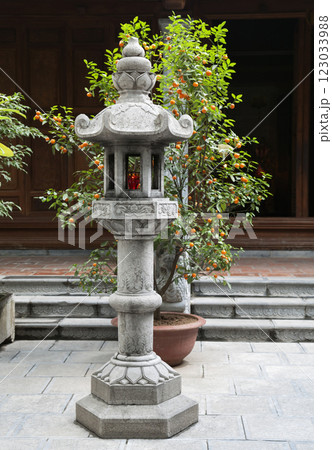 Stone buddhist lamp in japanese garden 123033988