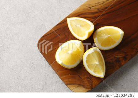 エックス切りにしたレモン エックス切りにしたレモン 123034285